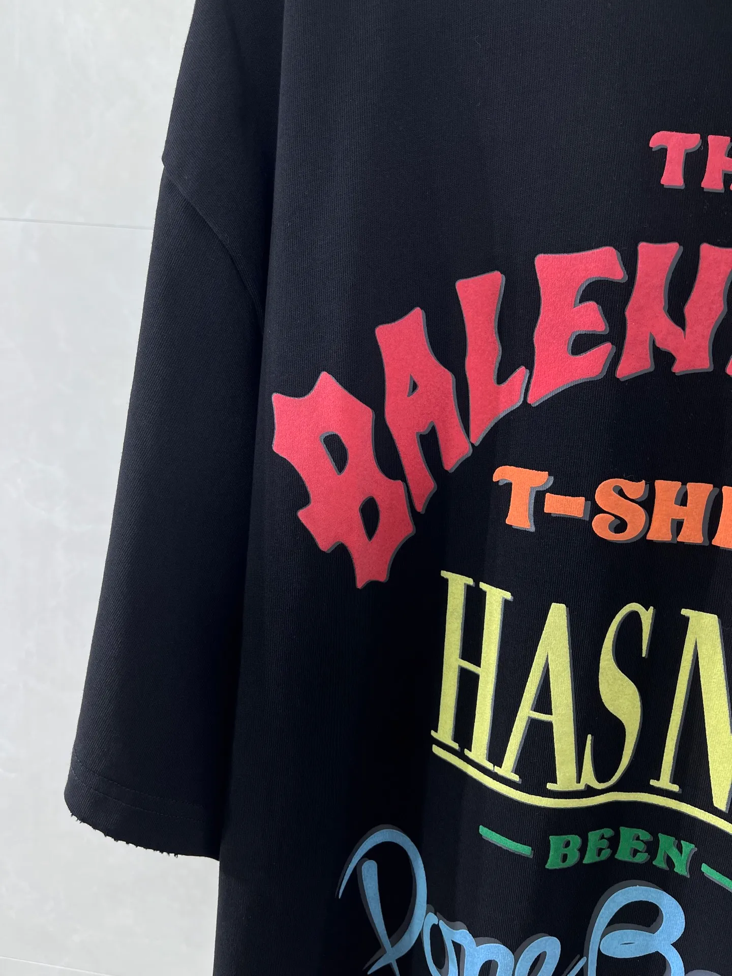 P115💰 -BALENCIAGA- 、 300 . Retro 、 、 、 not been done 、 ，Retro ， 15s ; 32s 。 、Breathable 、 Wear-Resistant ， 。Retro ， Retro ， ， 。 ， ， ， 。 notbeen done ， ， ， 。 ， 、 ， ， 。 ， ， ， 、 。 。 ， 。 oversize ，oversize ， ， ， 、 、 ， 。 ， ， 。 :Black Sizes:XS-L